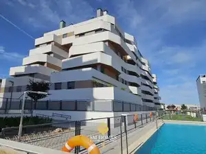 Vista exterior de Pis en venda en Madrid amb Calefacció, Jardí privat i Traster