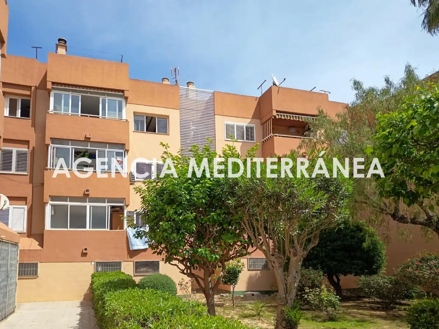 Vista exterior de Apartament en venda en Santa Eulària des Riu amb Aire condicionat, Calefacció i Jardí privat