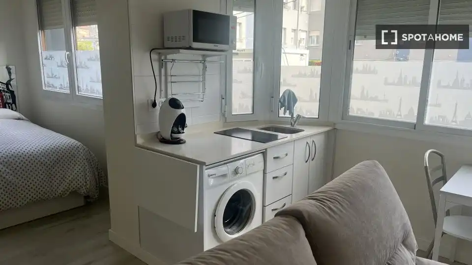 Kitchen of Flat for share in Santander  with Air Conditioner, Heating and Furnished