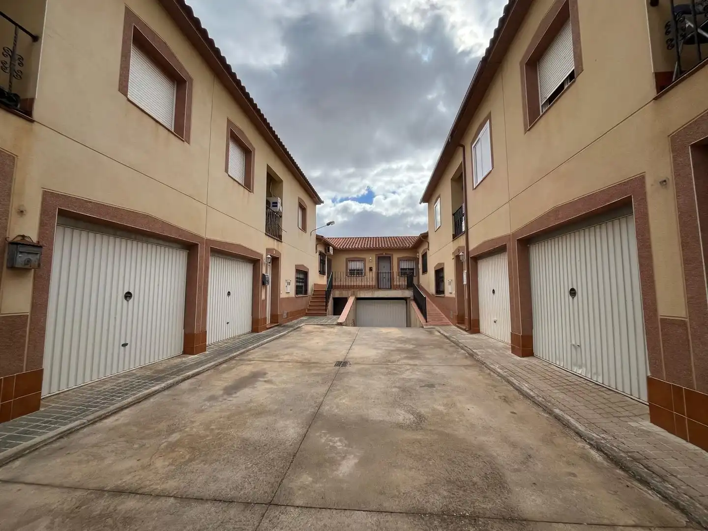 Vista exterior de Casa adosada en venta en Argamasilla de Alba con Alarma