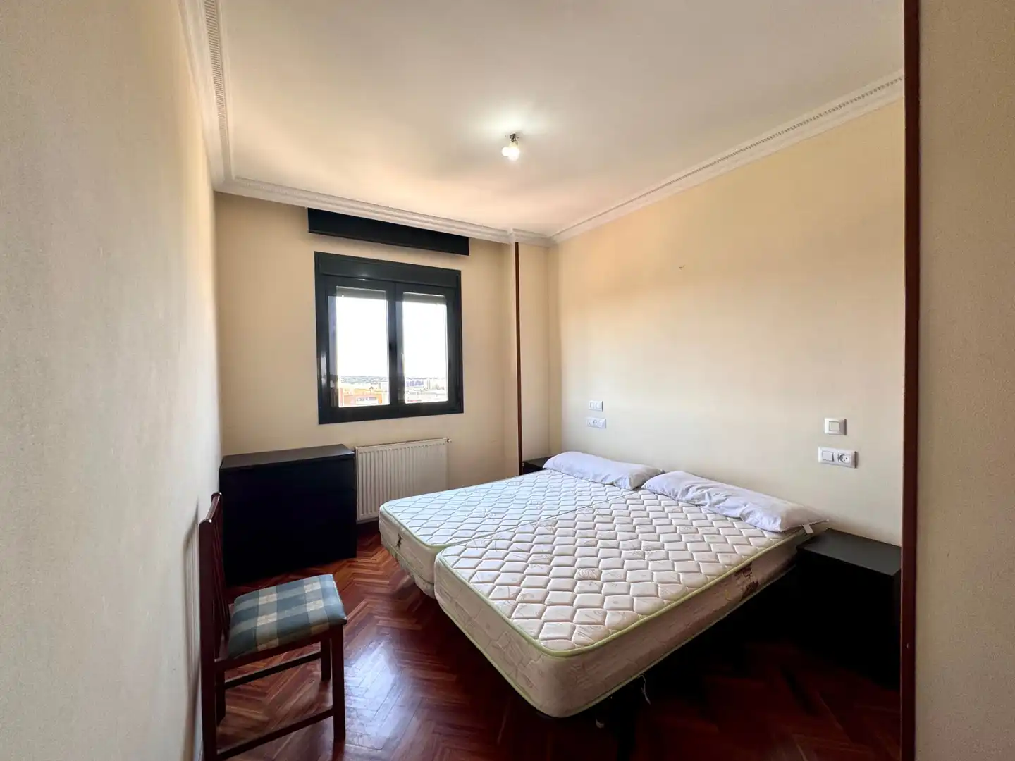 Schlafzimmer von Wohnungen zur Miete in Cáceres mit Klimaanlage, Heizung und Parkett