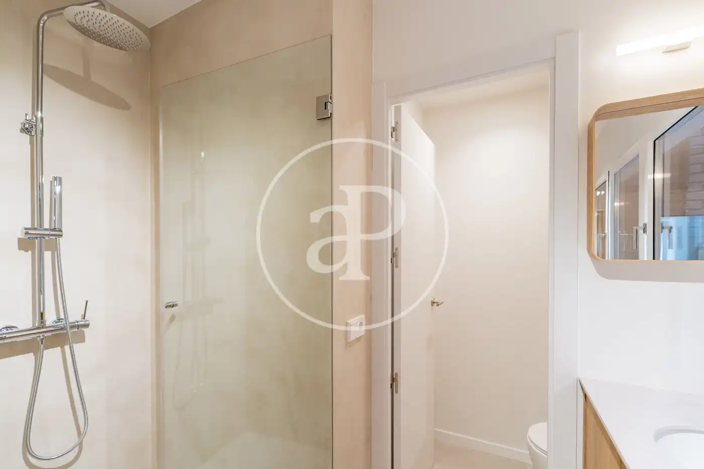 Baño de Piso en venta en Madrid con Aire acondicionado, Calefacción y Jardín privado