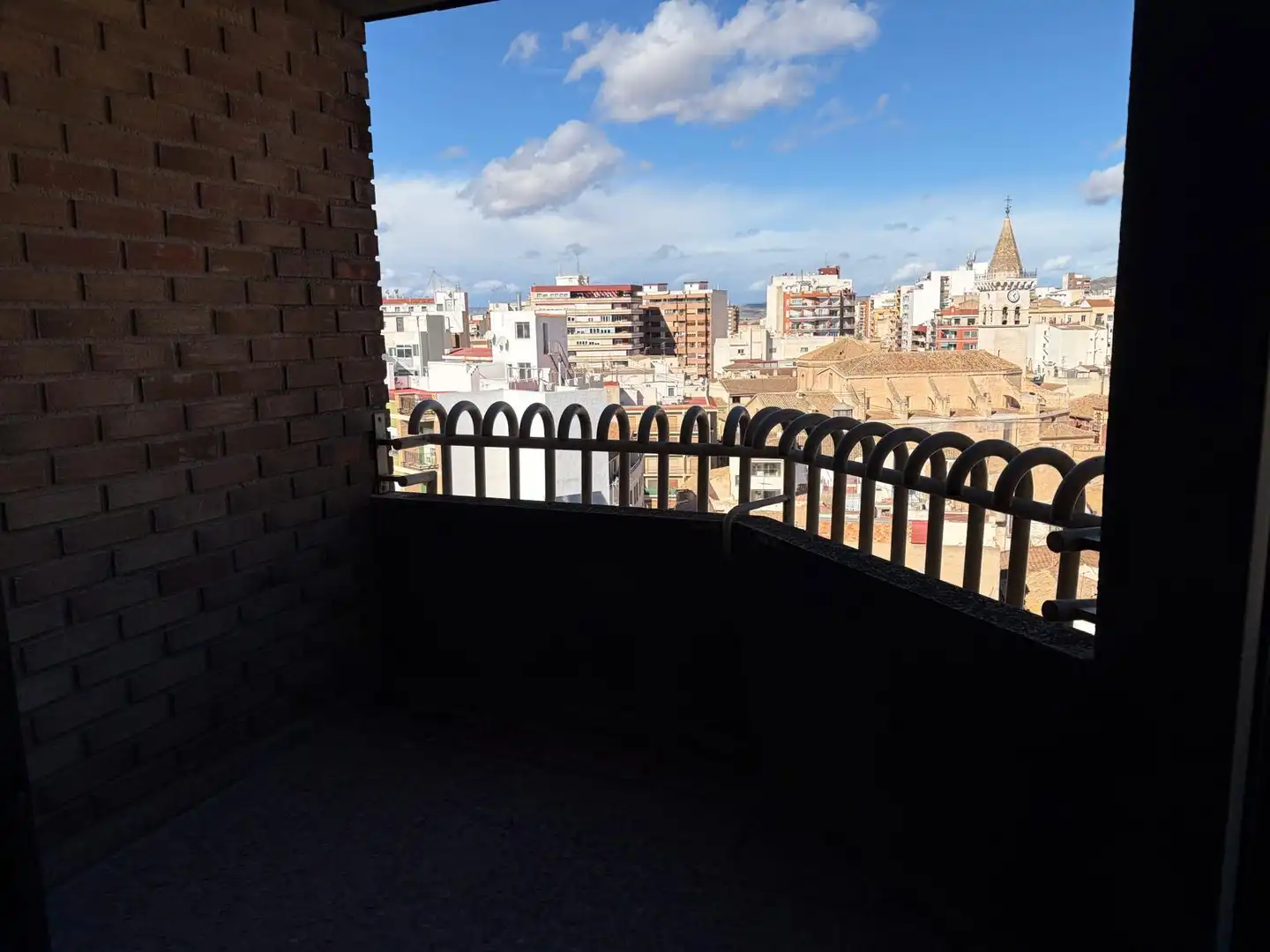 Außenansicht von Wohnung zum Verkauf in Villena mit Terrasse und Balkon