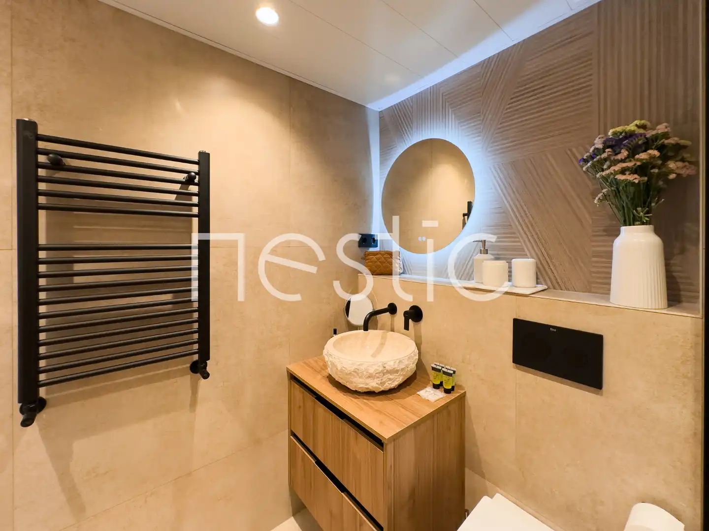 Bany de Apartament de lloguer en Madrid amb Aire condicionat, Calefacció i Moblat