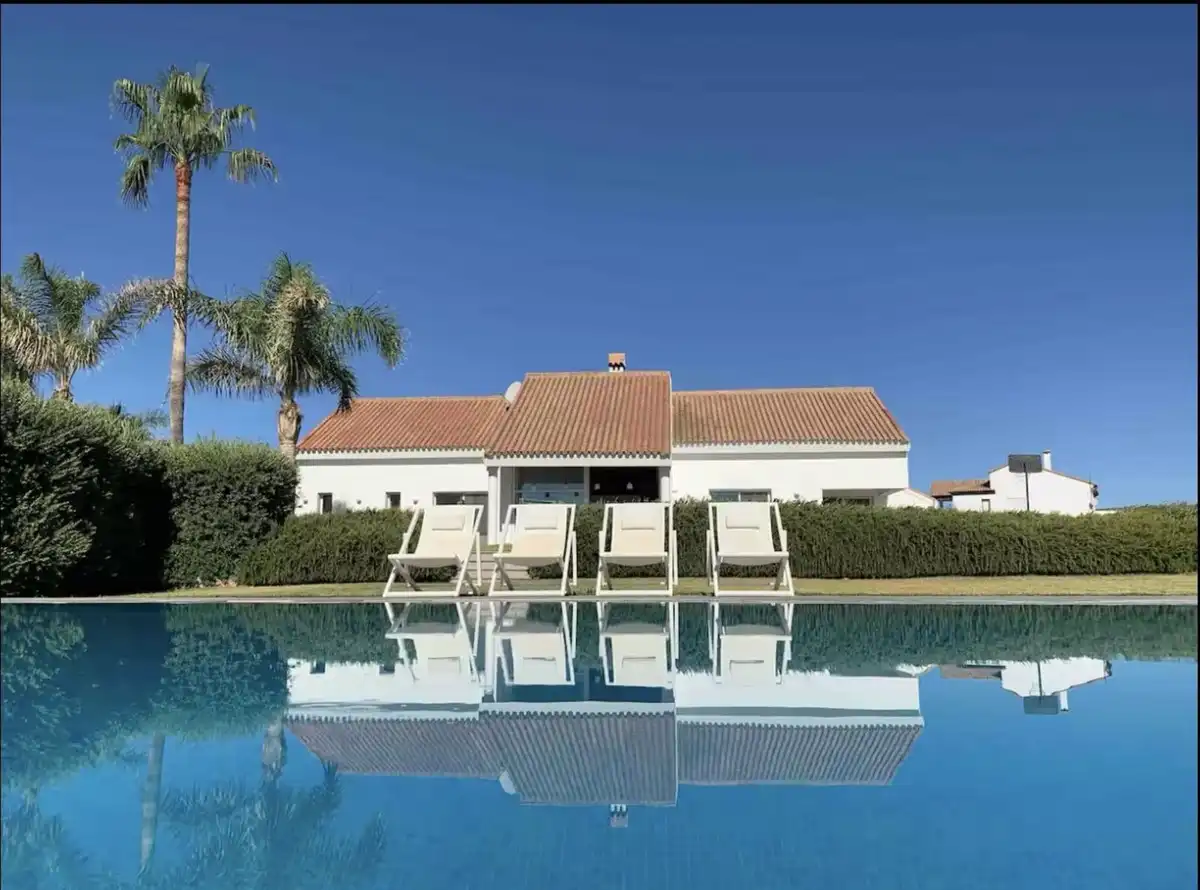 Chalet con piscina en venta en Manilva Pueblo