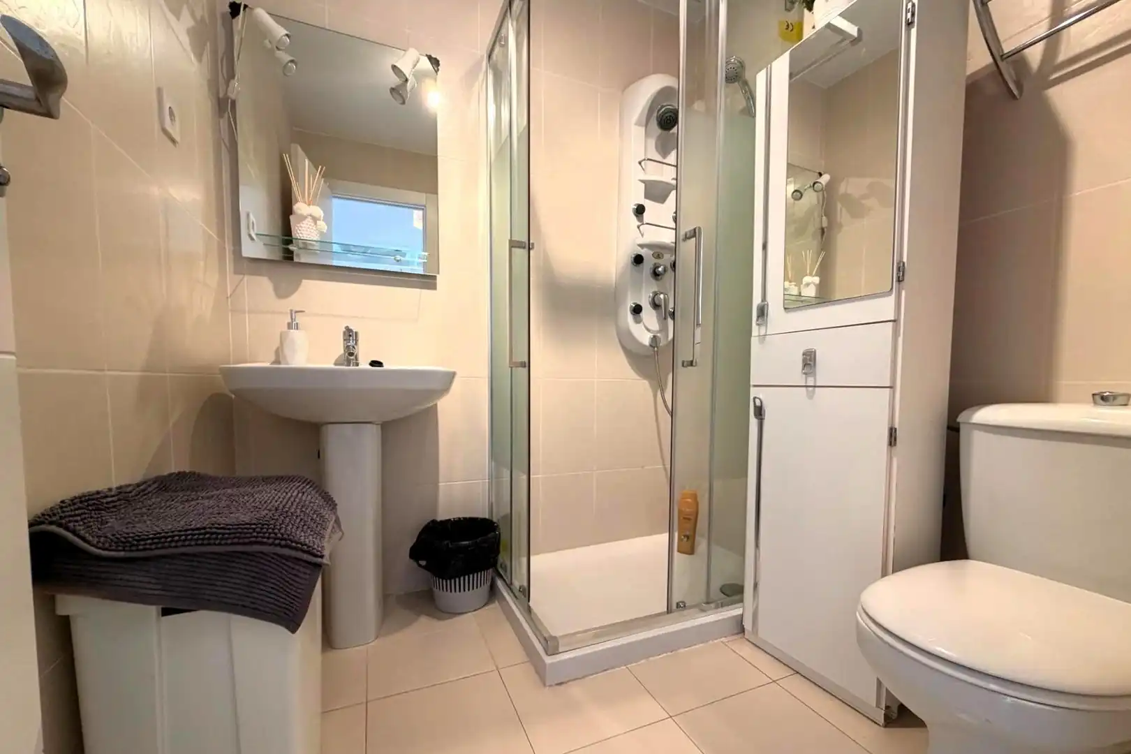 Badezimmer von Einfamilien-Reihenhaus zum Verkauf in Torrevieja mit Klimaanlage, Heizung und Terrasse