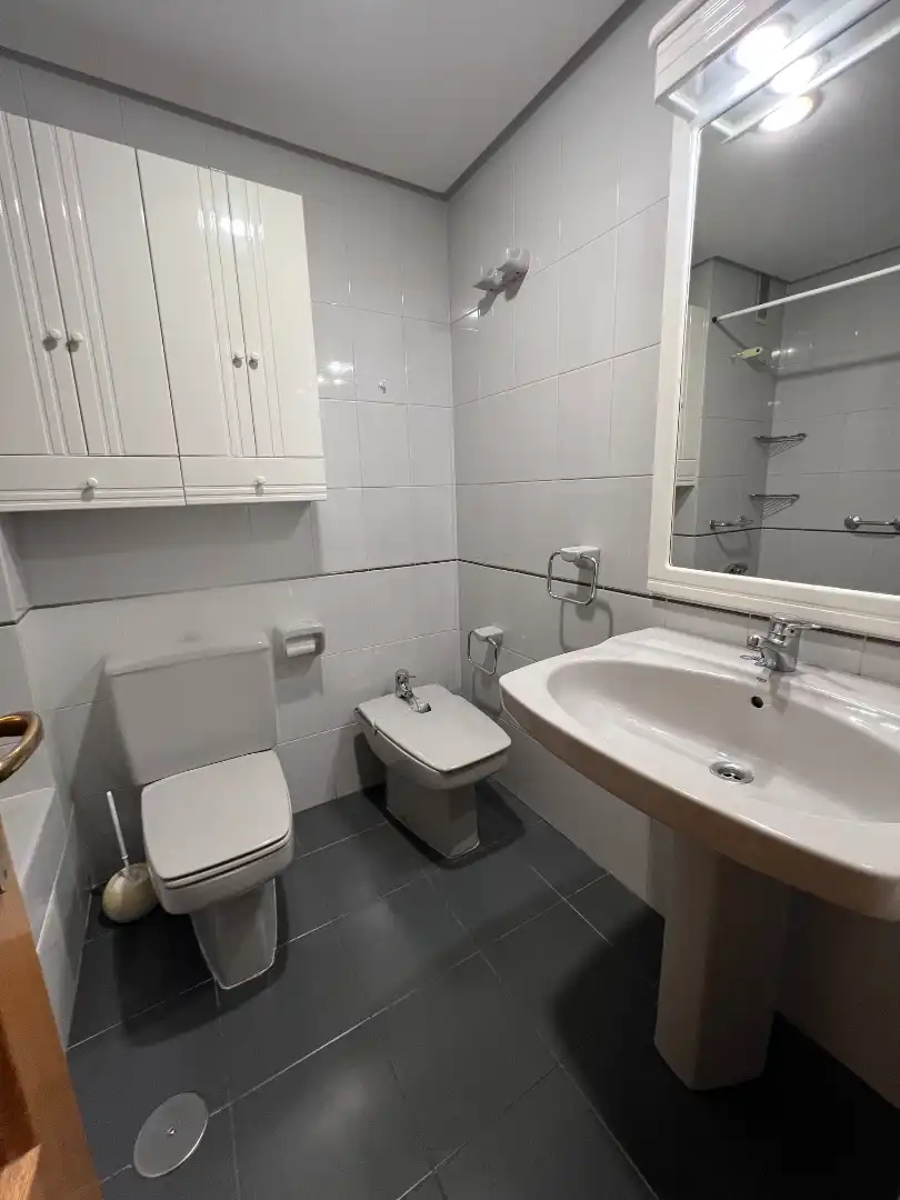 Baño de Apartamento en venta en Oviedo  con Calefacción, Parquet y Amueblado