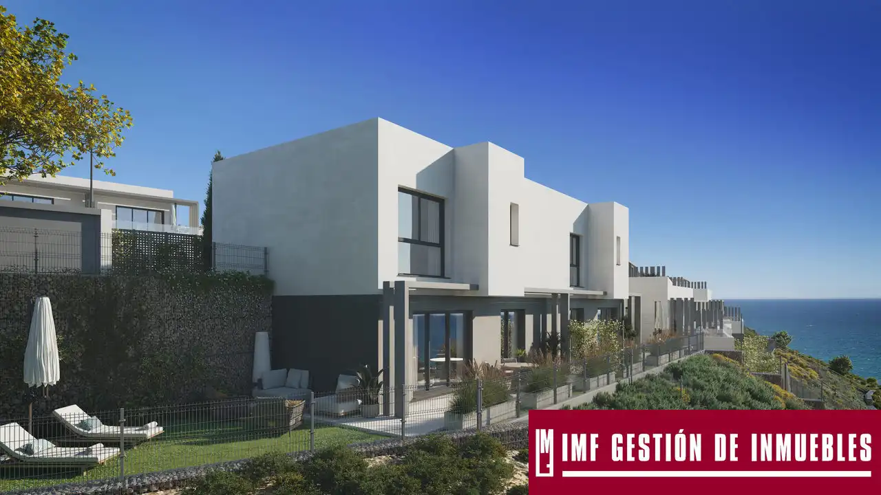 Vista exterior de Casa adosada en venda en Vélez-Málaga amb Aire condicionat, Jardí privat i Terrassa