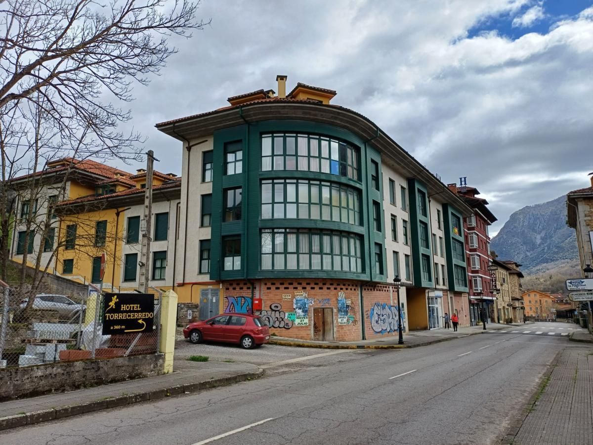 Vista exterior de Pis en venda en Cabrales amb Calefacció, Traster i Moblat