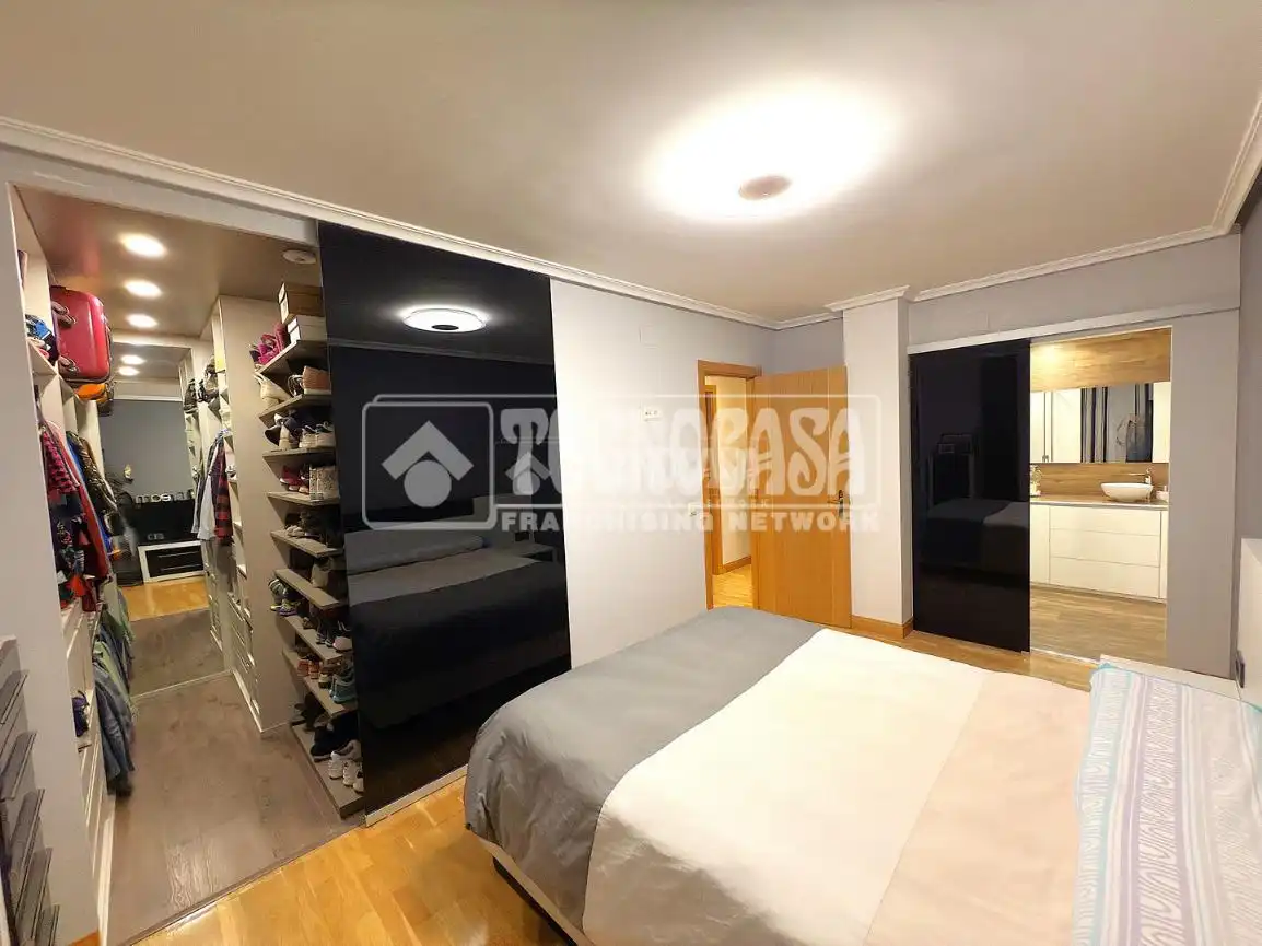Schlafzimmer von Wohnung zum Verkauf in Cuenca mit Klimaanlage und Parkett