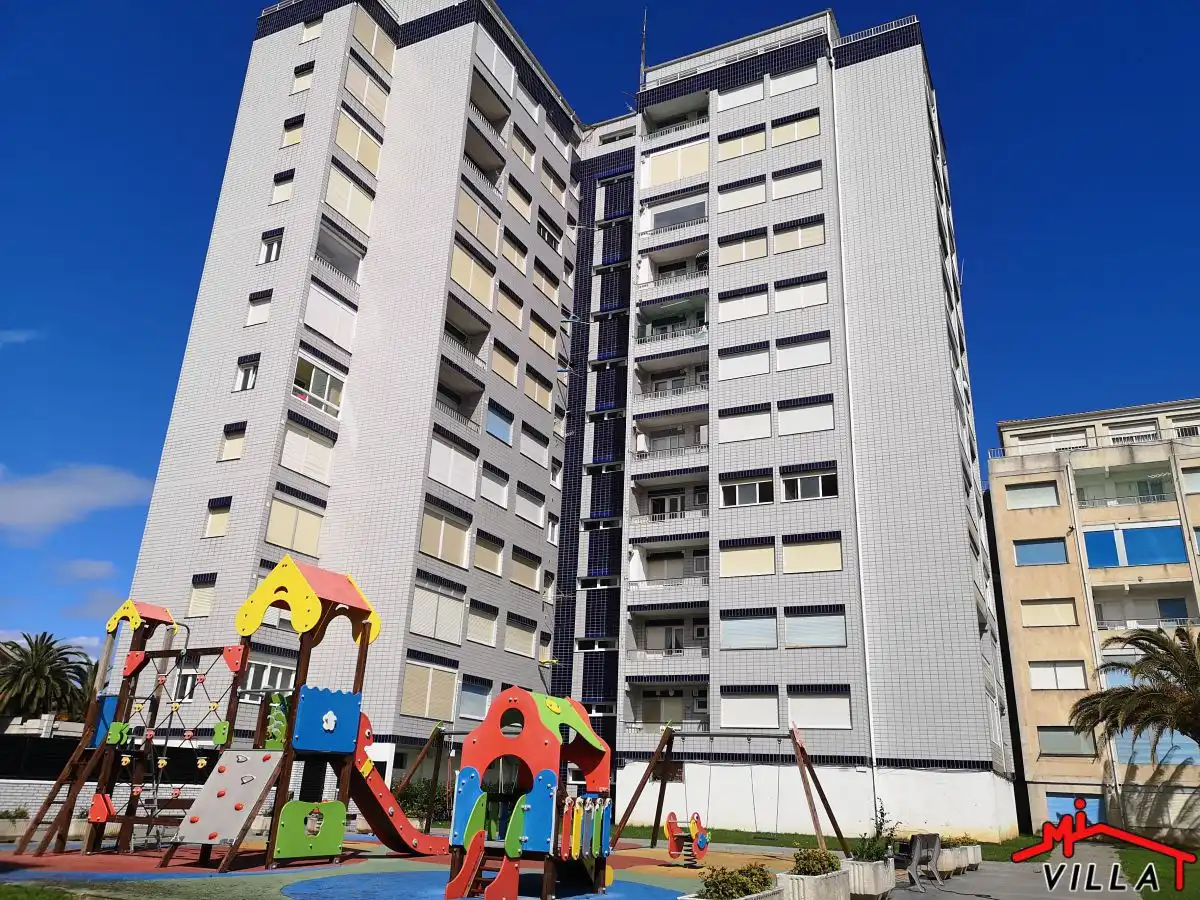 Vista exterior de Pis en venda en Laredo amb Calefacció i Balcó