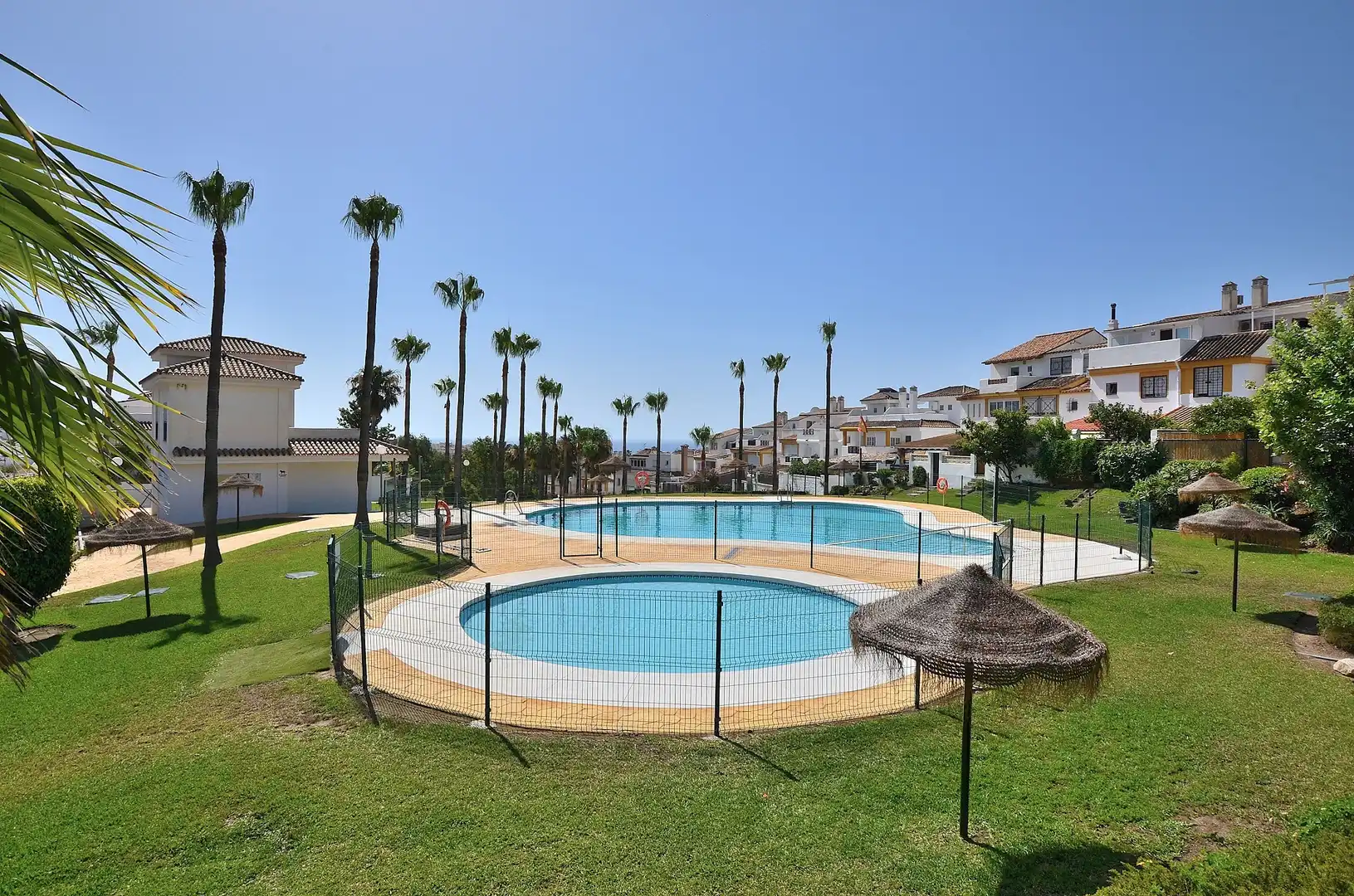 Piscina de Casa adosada en venda en Benalmádena amb Aire condicionat, Terrassa i Forn