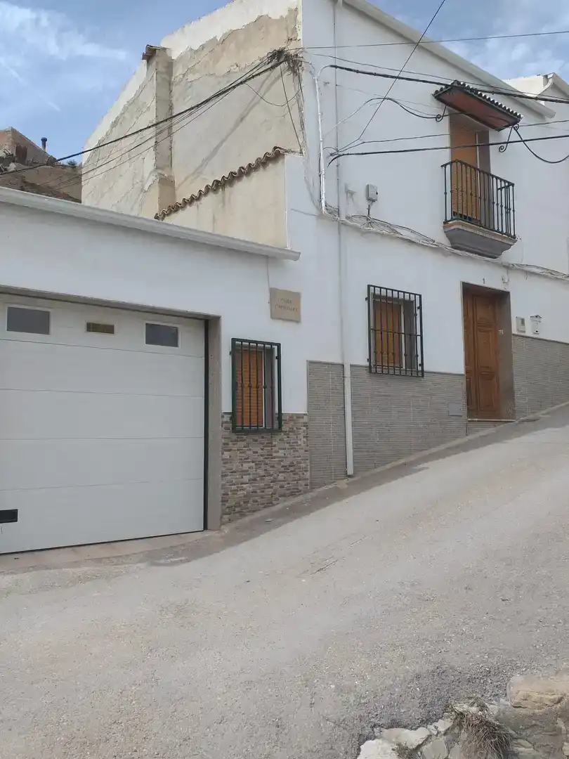 Vista exterior de Casa adosada en venda en Jódar amb Aire condicionat i Balcó