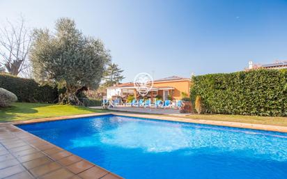 Swimming pool of House or chalet for sale in El Masnou  with Air Conditioner, Terrace and Swimming Pool