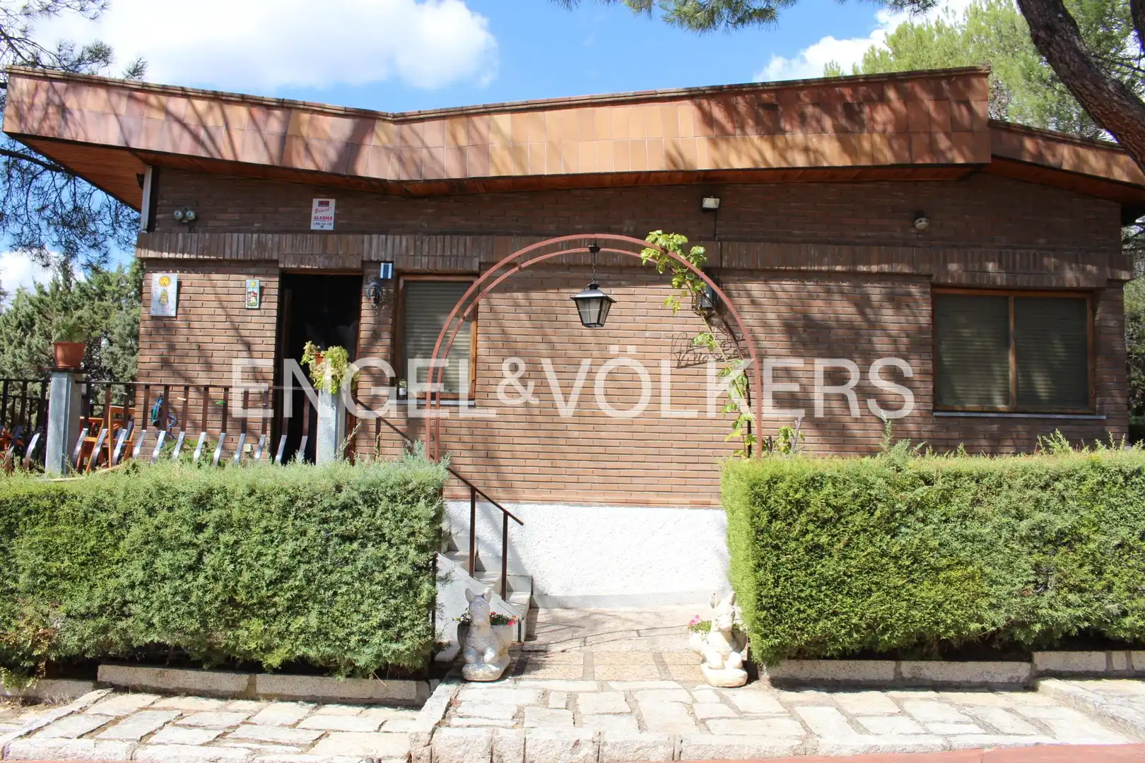 Vista exterior de Casa o chalet en venta en Cabanillas de la Sierra con Calefacción, Jardín privado y Piscina