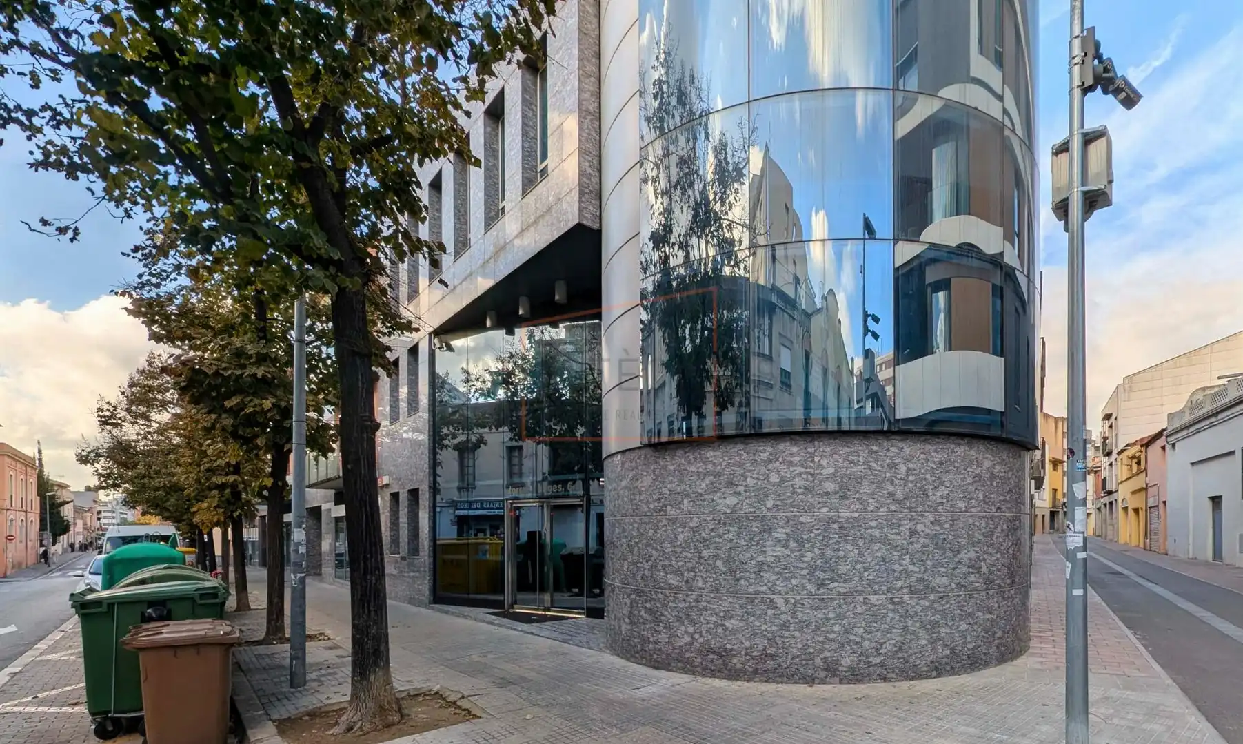 Vista exterior de Edifici en venda en Granollers
