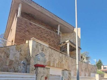 Xalet amb piscina en venda a LG Barri Pla del cavalls