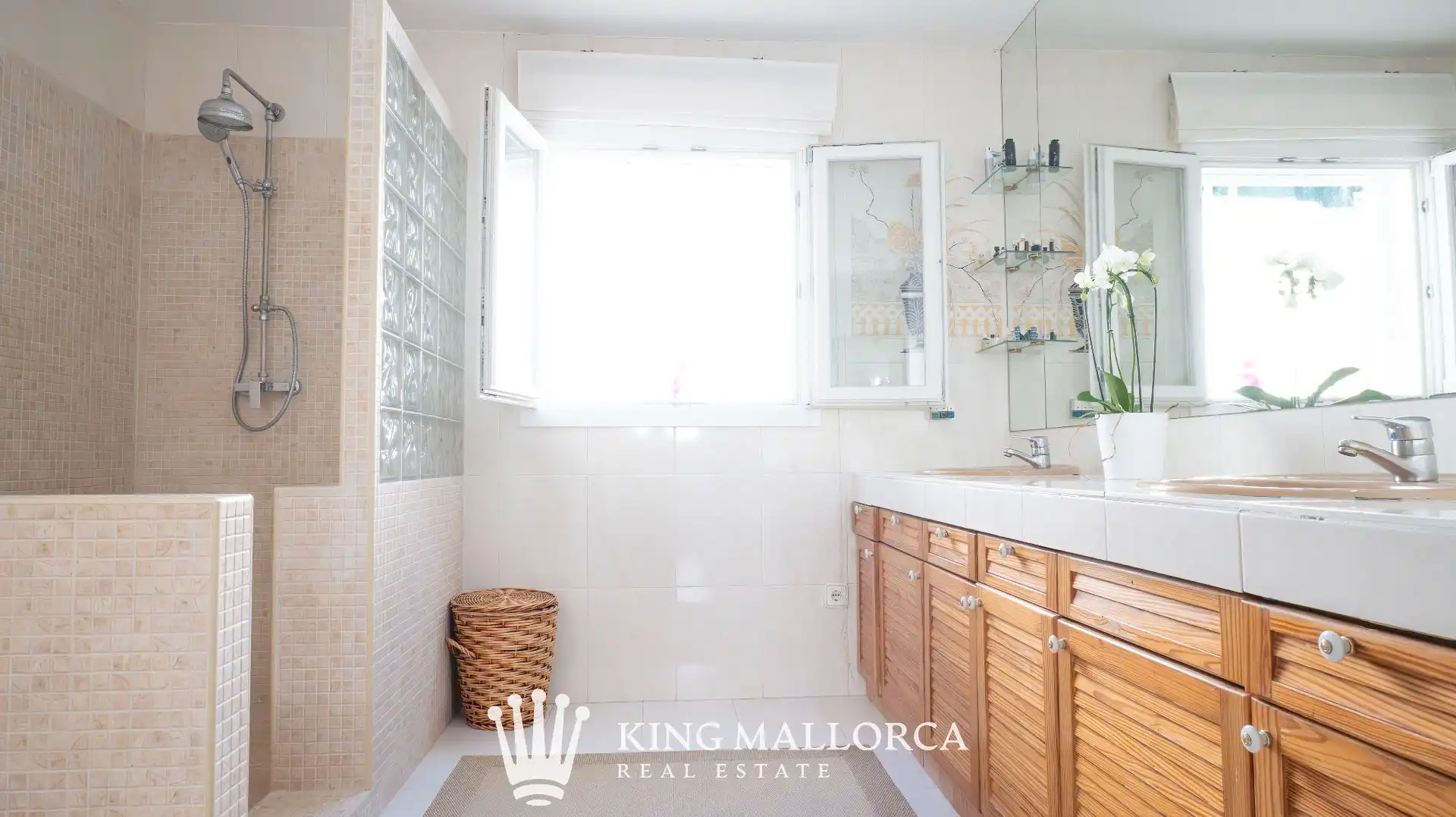 Badezimmer von Einfamilien-Reihenhaus zum Verkauf in Calvià mit Klimaanlage, Heizung und Privatgarten