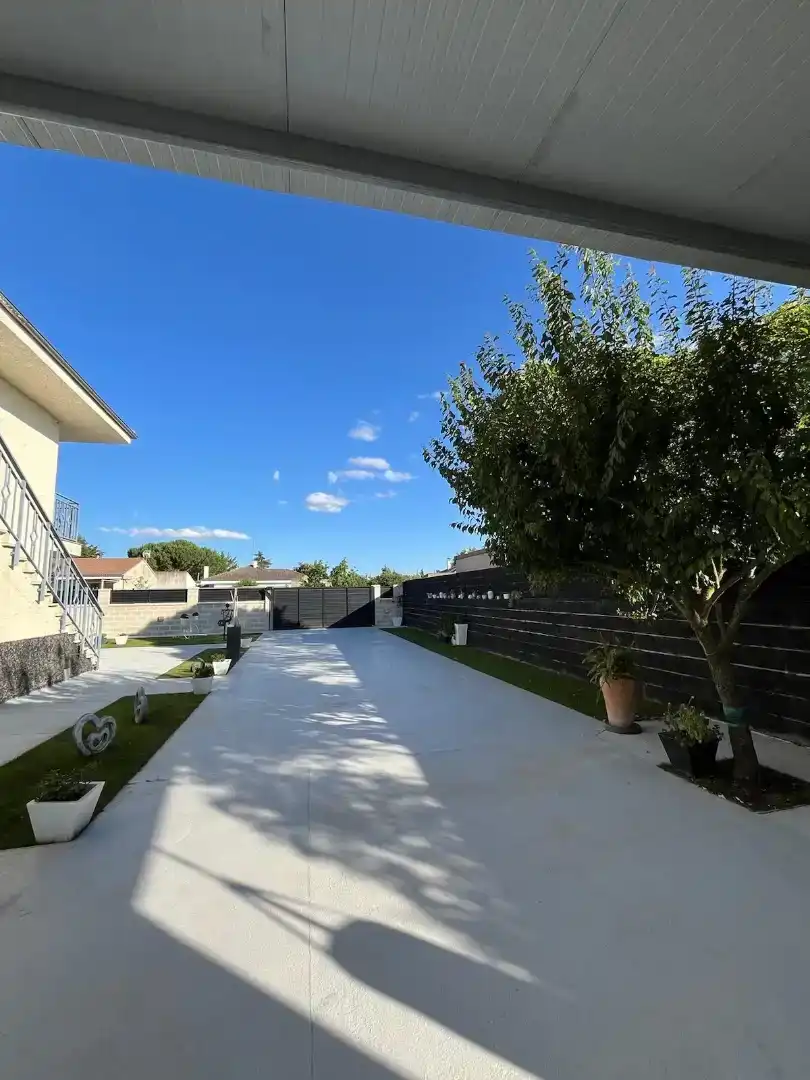 Vista exterior de Casa o chalet de alquiler en Calvarrasa de Abajo con Jardín privado, Piscina y Amueblado