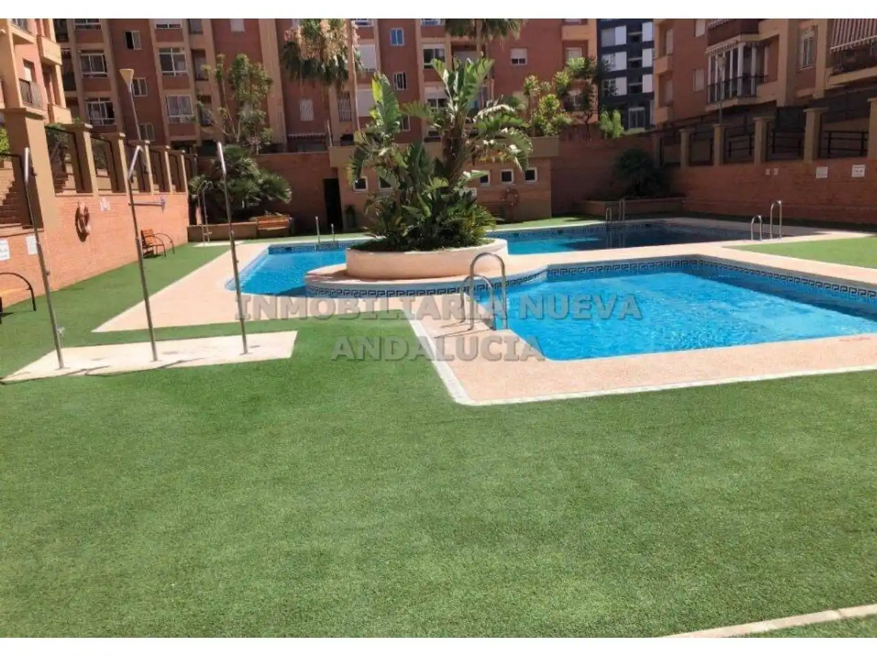 Piscina de Pis de lloguer en Almería amb Aire condicionat, Calefacció i Terrassa