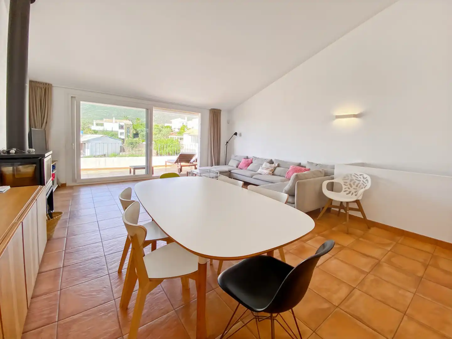 Wohnzimmer von Einfamilien-Reihenhaus zum Verkauf in Cadaqués mit Klimaanlage, Heizung und Terrasse