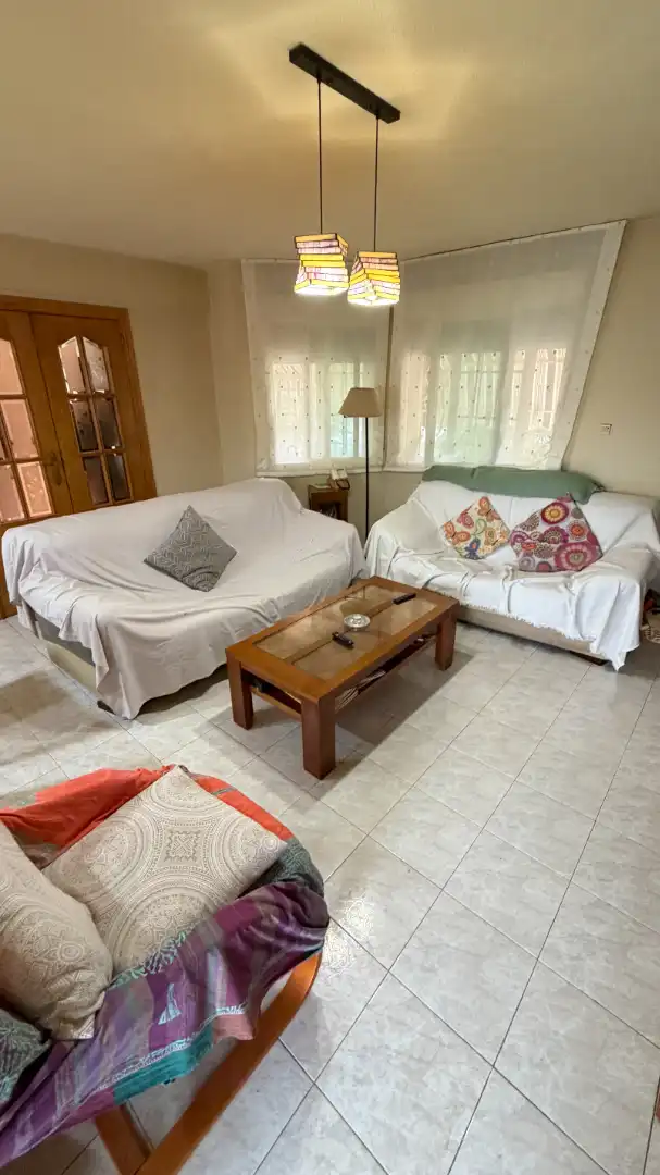 Sala d'estar de Casa adosada en venda en Torres de la Alameda amb Aire condicionat, Calefacció i Jardí privat