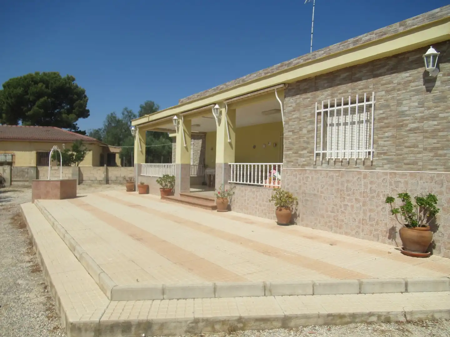 Vista exterior de Casa o xalet en venda en Alicante / Alacant amb Terrassa, Piscina i Forn