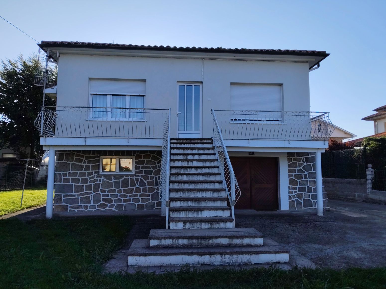 Vista exterior de Casa o xalet en venda en Torrelavega  amb Calefacció, Jardí privat i Terrassa