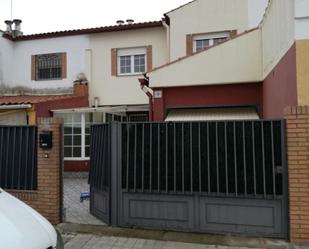 Vista exterior de Casa adosada en venda en Manzanares amb Calefacció, Jardí privat i Terrassa