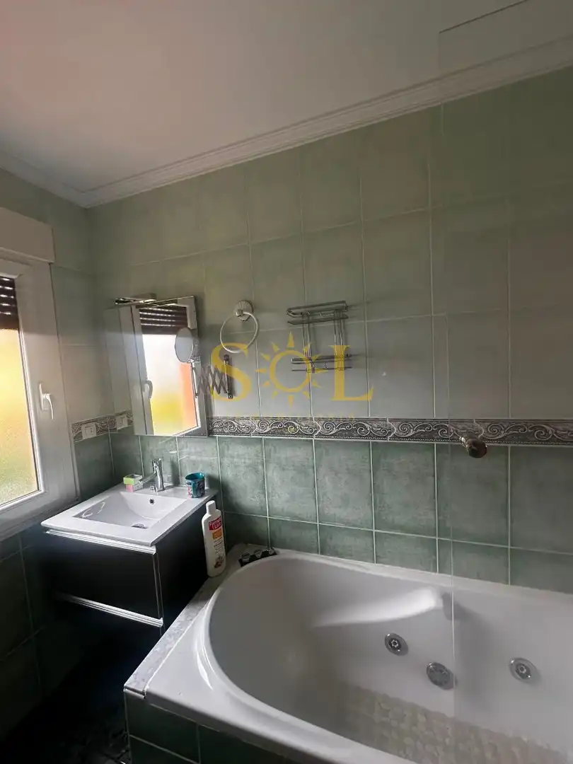 Bany de Casa o xalet en venda en León Capital  amb Calefacció, Jardí privat i Terrassa