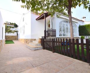 Vista exterior de Casa adosada en venda en L'Alfàs del Pi amb Jardí privat, Piscina i Balcó