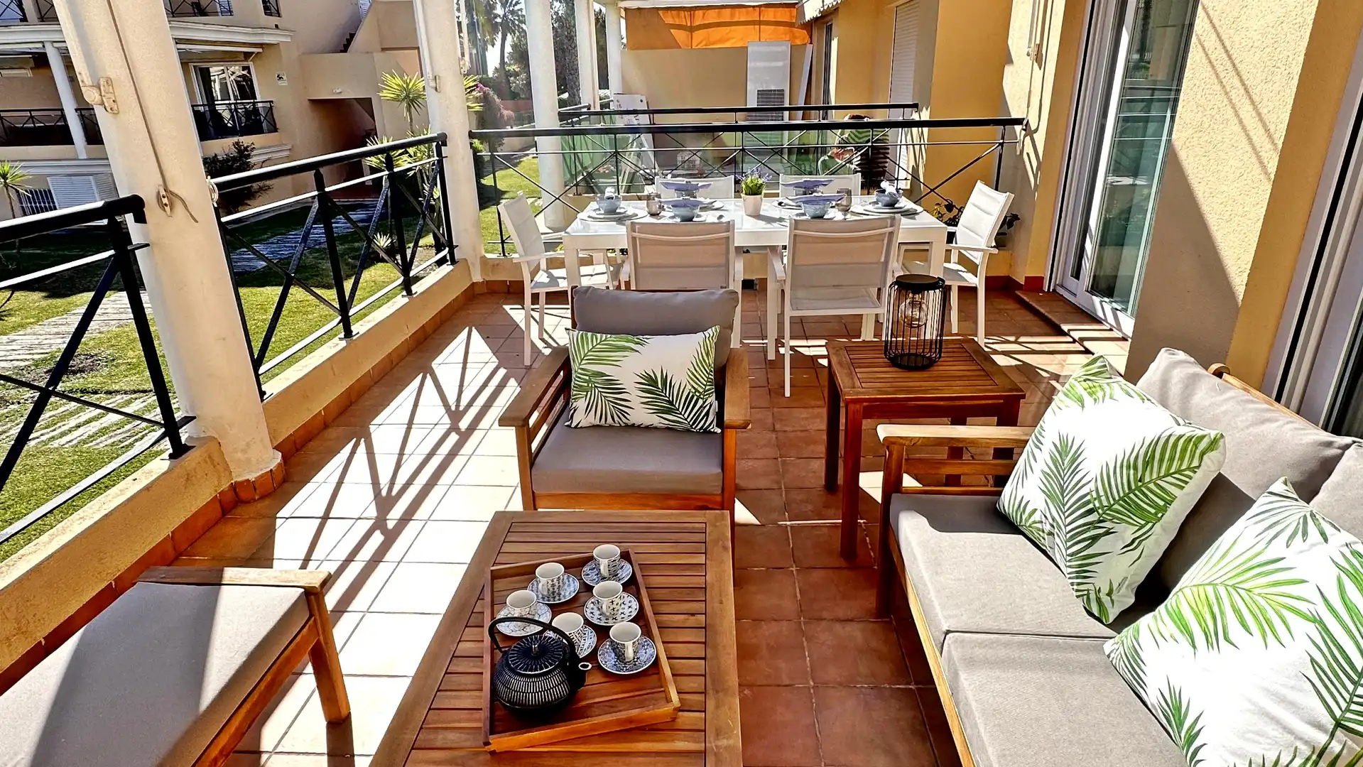 Terrasse von Wohnungen zur Miete in Oliva mit Klimaanlage, Heizung und Privatgarten