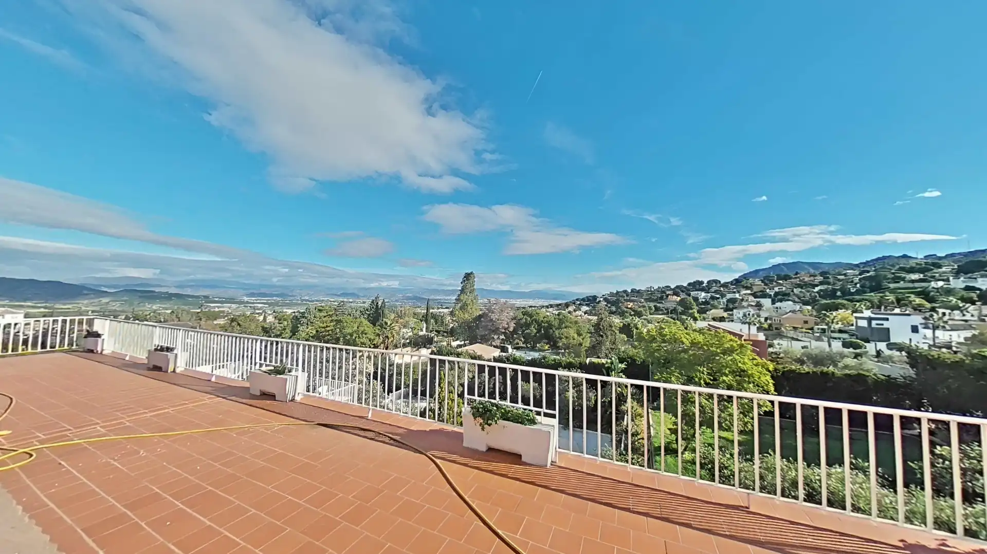 Vista exterior de Casa o xalet en venda en Alhaurín de la Torre amb Aire condicionat, Calefacció i Jardí privat
