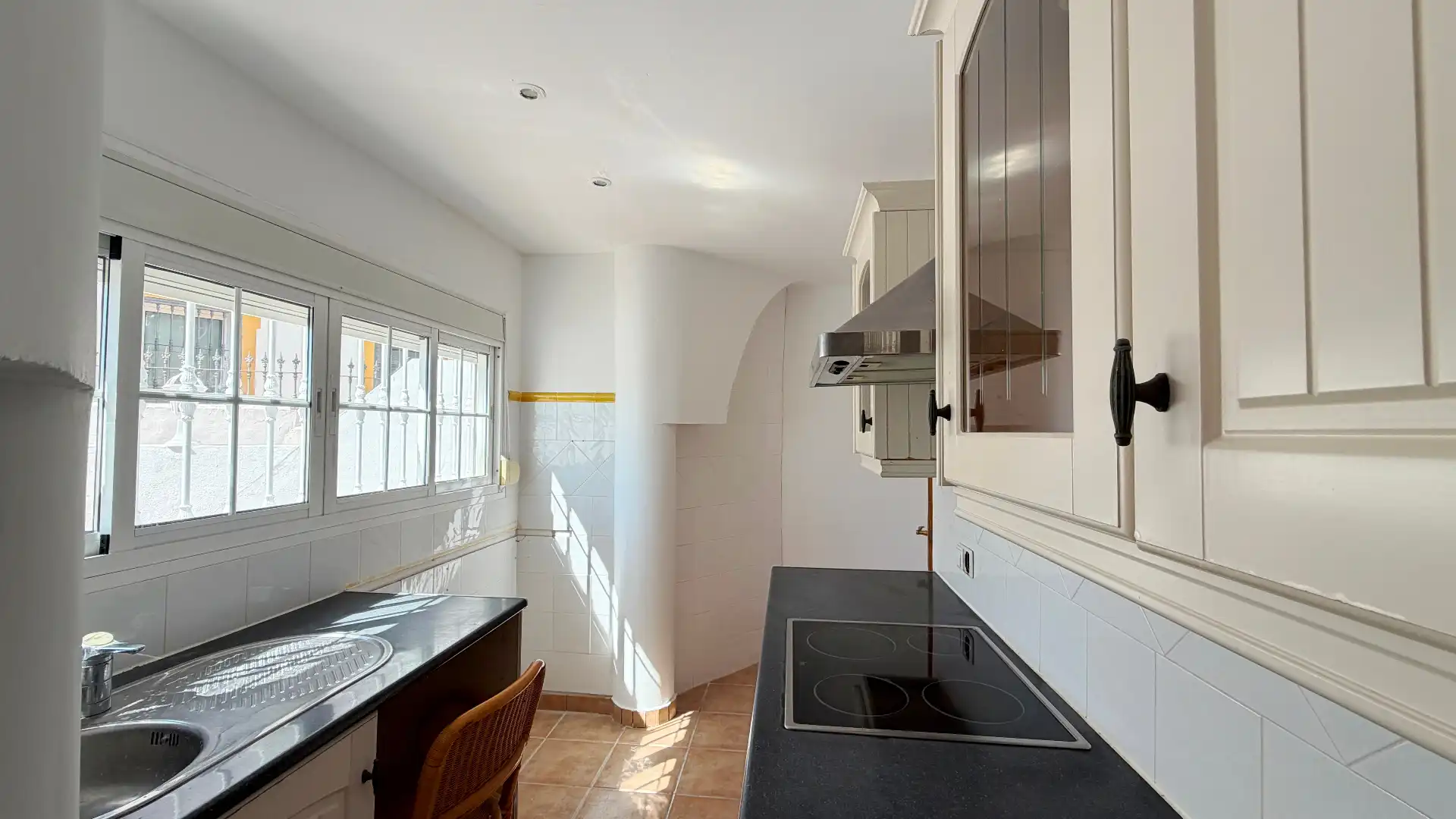 Cuina de Casa adosada en venda en Marbella amb Aire condicionat, Terrassa i Balcó