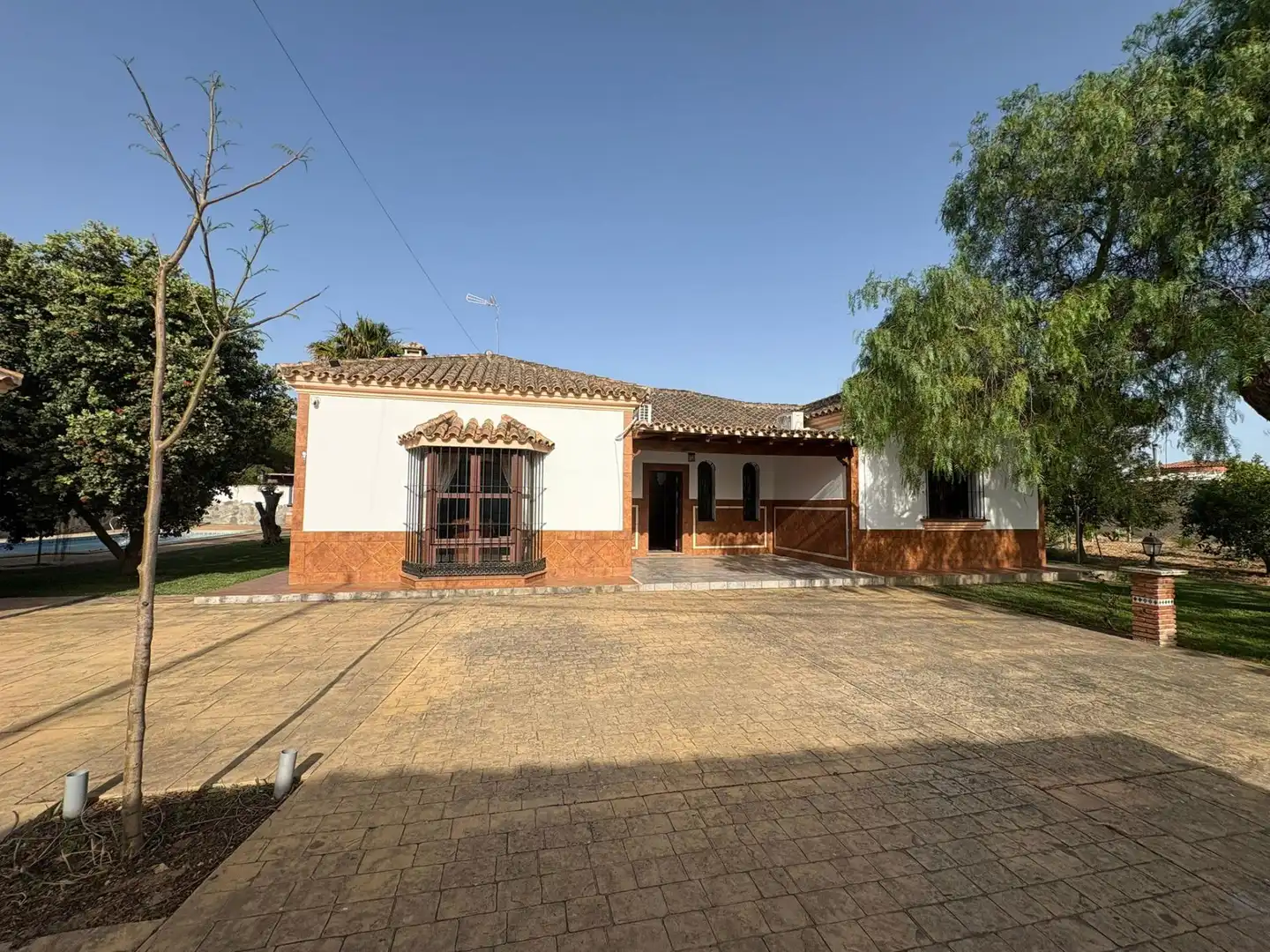 Vista exterior de Casa o chalet de alquiler en Chiclana de la Frontera con Aire acondicionado, Jardín privado y Piscina