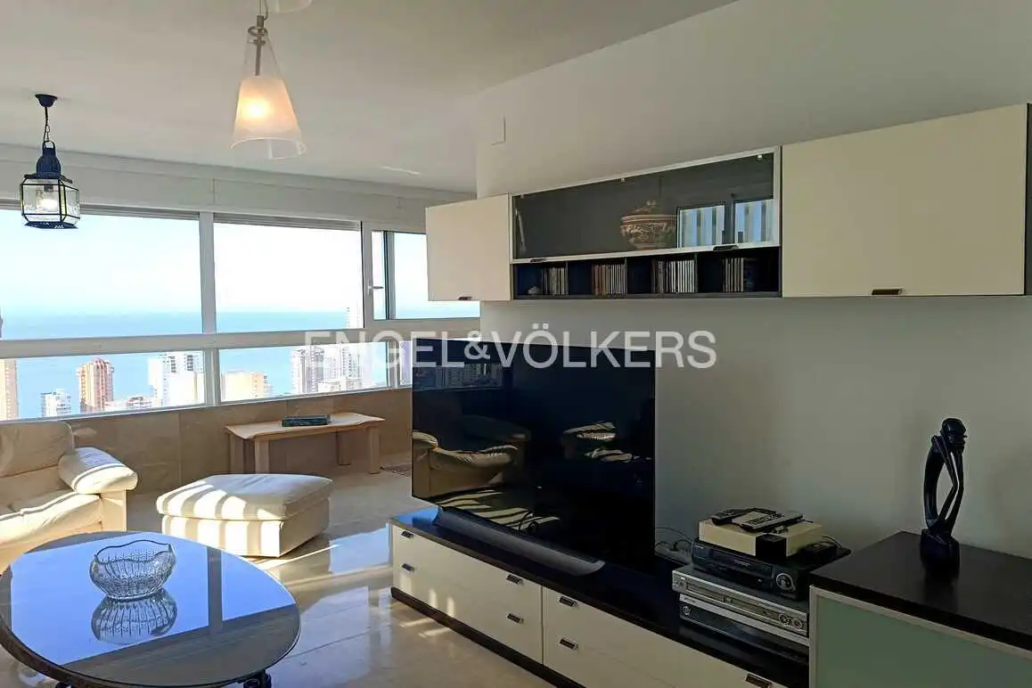 Sala d'estar de Àtic en venda en Benidorm amb Aire condicionat, Jardí privat i Piscina comunitària