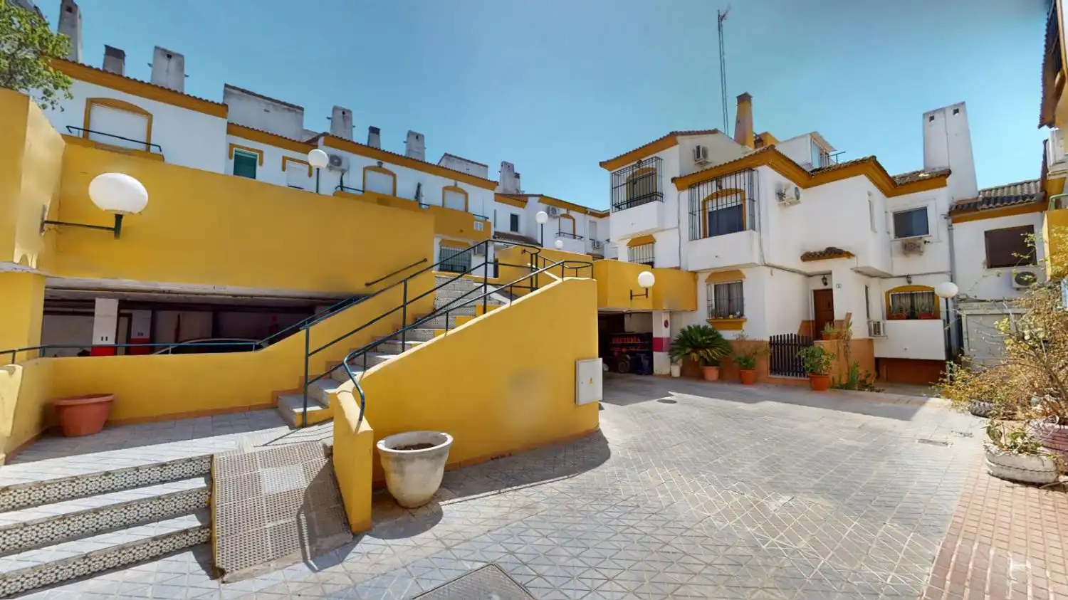 Exterior view of Houses for sale in Alcalá de Guadaira  with Air Conditioner and Balcony