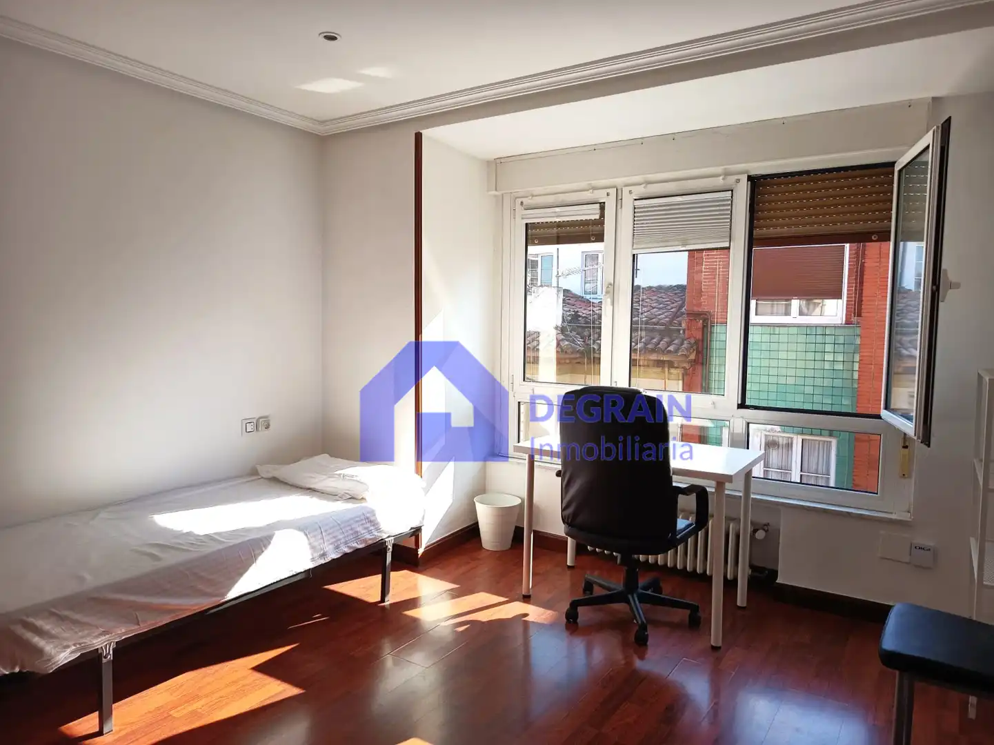 Habitación de Piso en venta en Oviedo  con Calefacción y Trastero