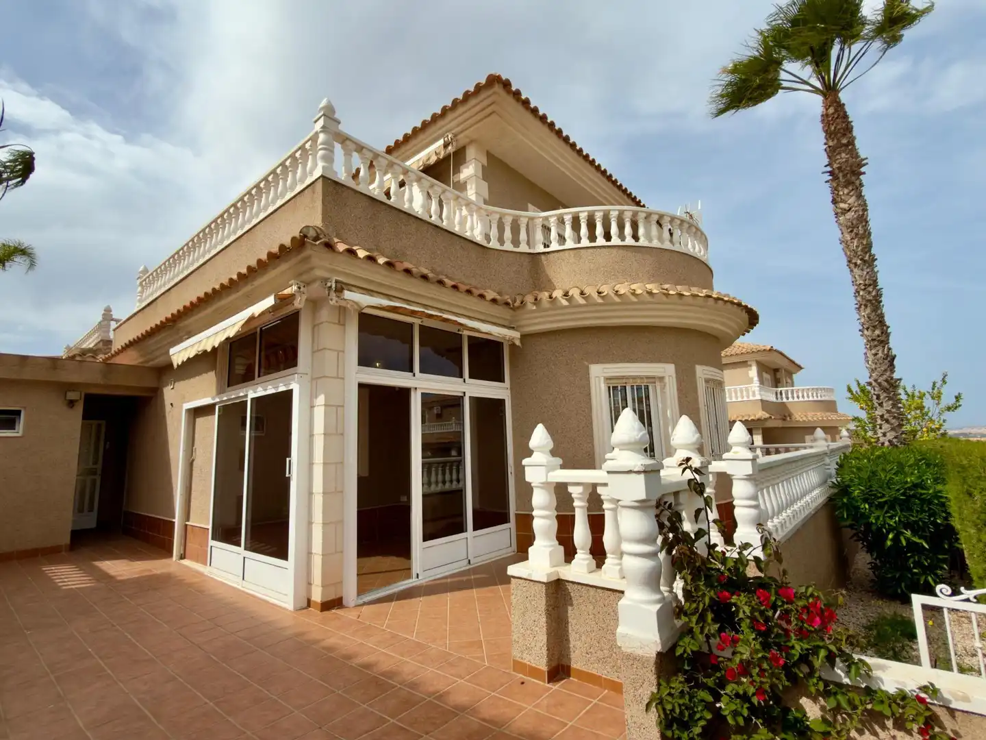 Vista exterior de Casa o xalet en venda en Torrevieja amb Aire condicionat, Jardí privat i Terrassa