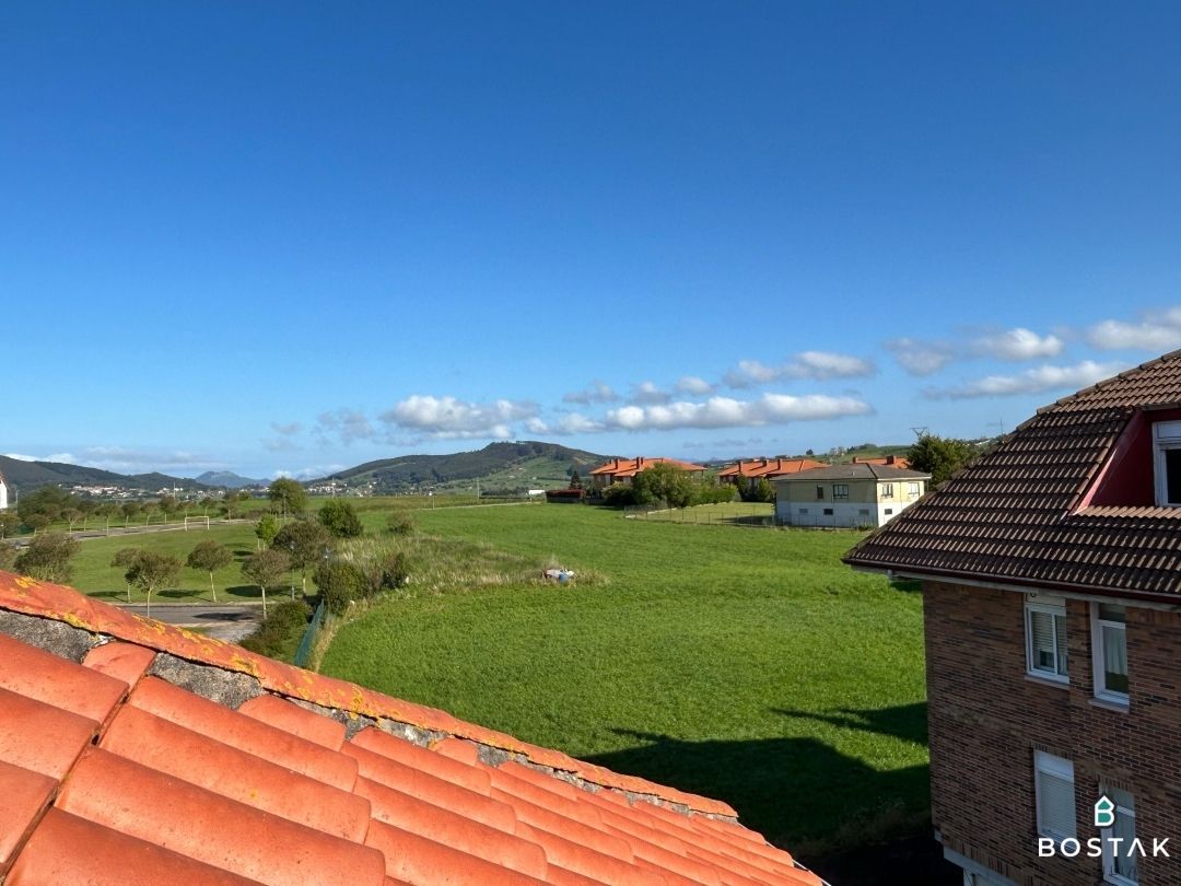 Vista exterior de Pis en venda en Bareyo amb Calefacció, Jardí privat i Terrassa