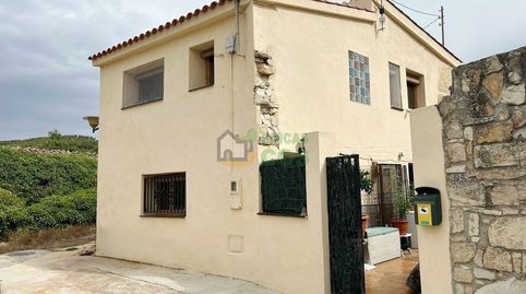 CASA en venta en un pueblo encantador en el limite del Alt Penedes, rodeada de bosques y viñedos.