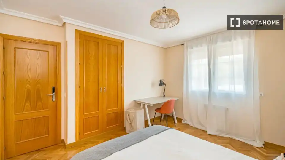 Bedroom of Flat for rent in Madrid  with Air Conditioner, Heating and Furnished