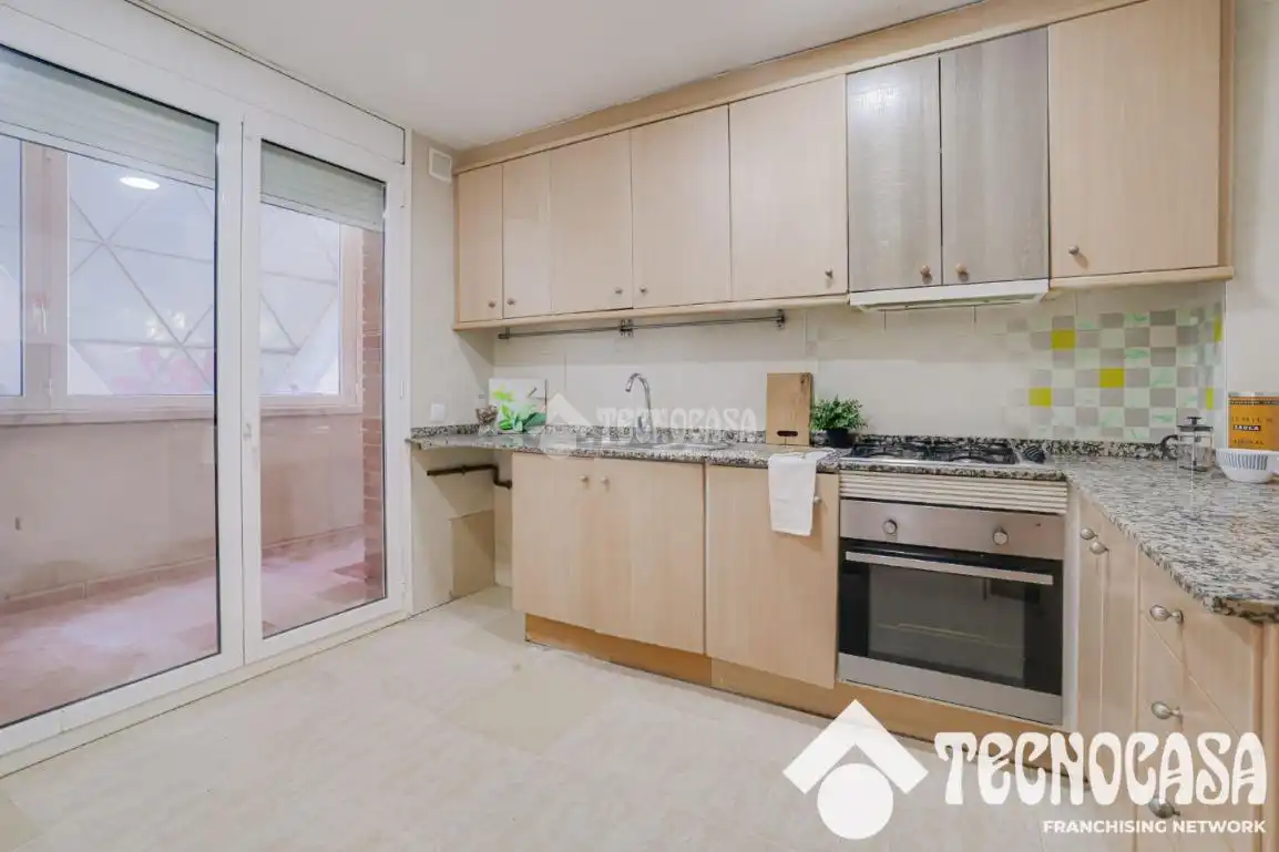Küche von Wohnung zum Verkauf in Barcelona mit Klimaanlage und Balkon