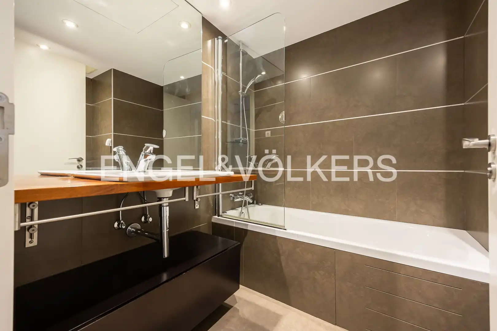 Bathroom of Flat for sale in Bilbao   with Air Conditioner, Heating and Parquet flooring