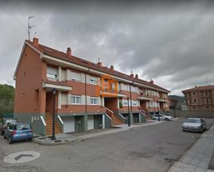 Vista exterior de Casa adosada en venda en La Robla  amb Jardí privat