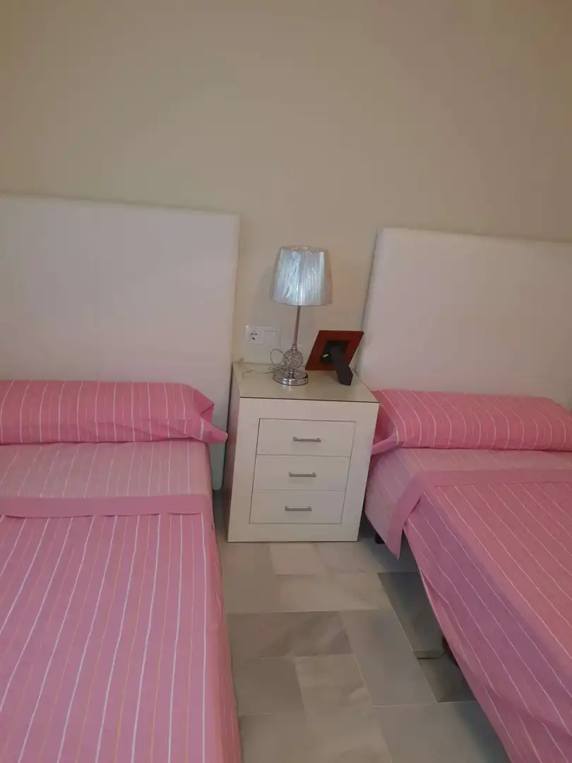 Dormitori de Apartament per a compartir en Rota amb Aire condicionat, Terrassa i Moblat