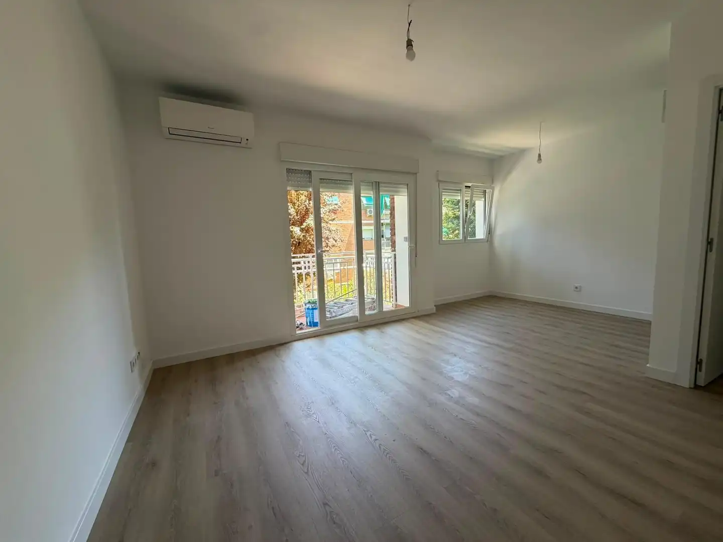 Sala de estar de Piso de alquiler en Madrid con Aire acondicionado, Calefacción y Jardín privado