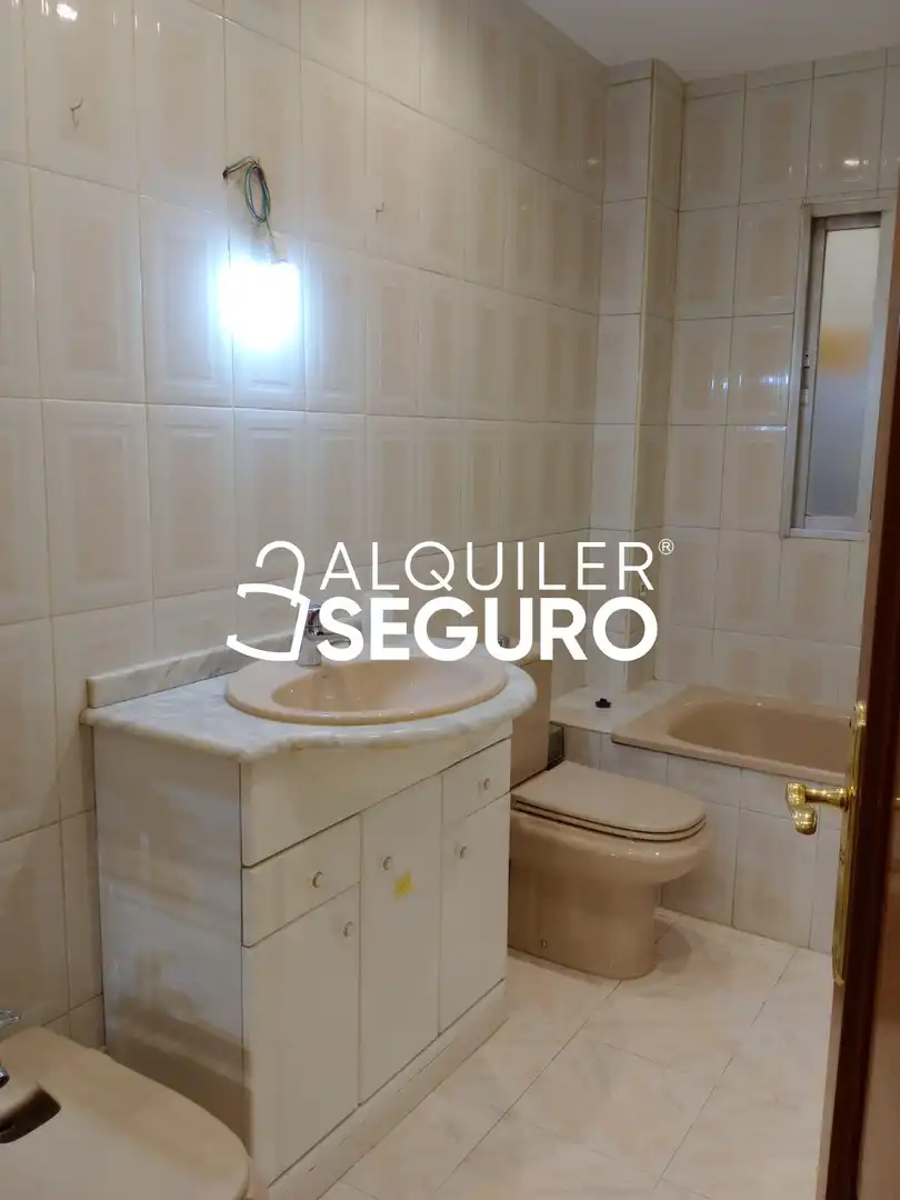 Bany de Pis de lloguer en Madrid amb Calefacció i Terrassa