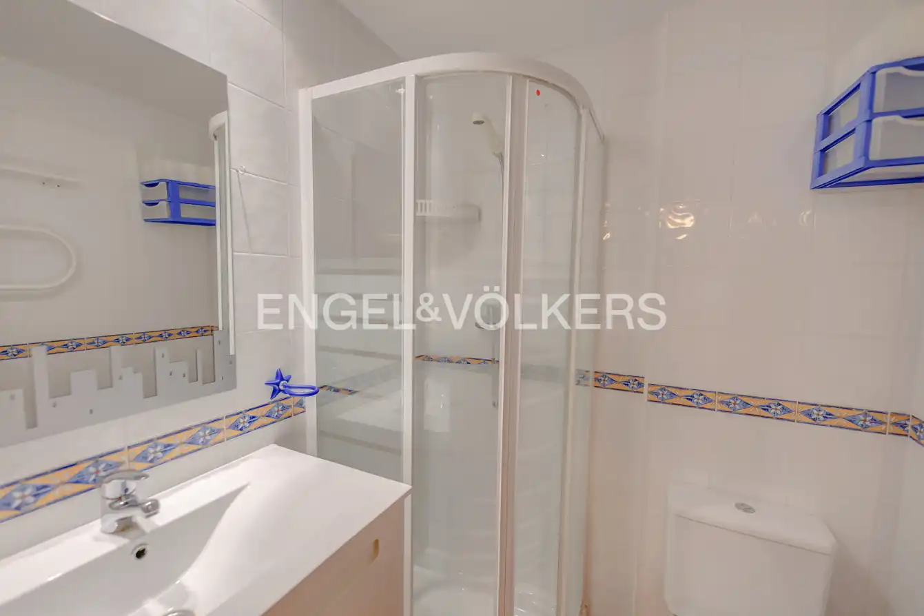 Bany de Apartament de lloguer en Alicante / Alacant amb Aire condicionat, Moblat i Piscina comunitària