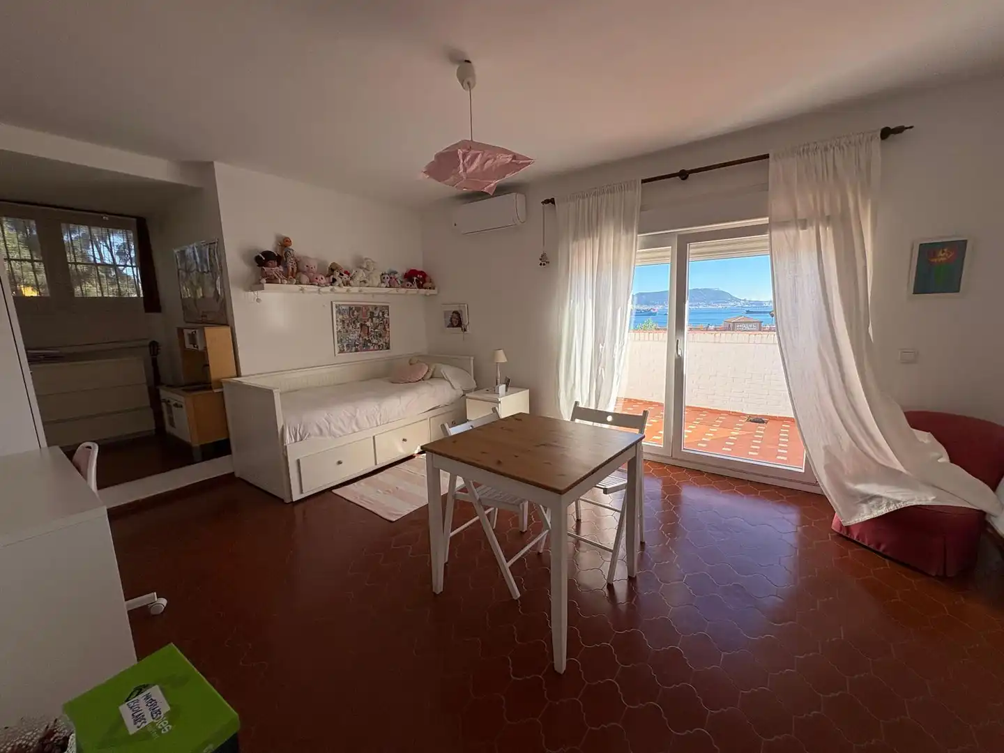 Dormitori de Casa o xalet en venda en Algeciras amb Aire condicionat, Jardí privat i Parquet